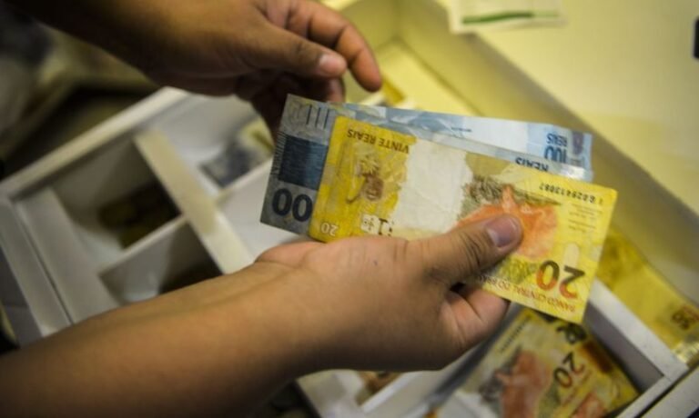 Governo propõe salário mínimo de R$ 1.717 em 2027 Reajuste segue previsão de inflação mais PIB de 2025