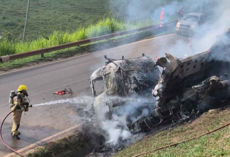 Vídeo; BR-381: carreta de eletrodomésticos é saqueada e pega fogo após acidente em São Gonçalo do Rio Abaixo
