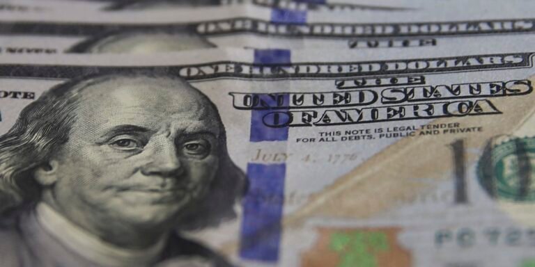 Dólar fecha abaixo de R$ 5 pela primeira vez em mais de dois anos