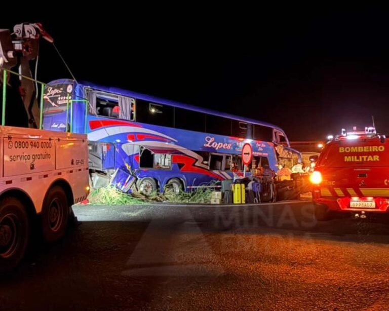 Ônibus com religiosos colide com carreta na BR-050 e deixa mortos e dezenas de feridos
