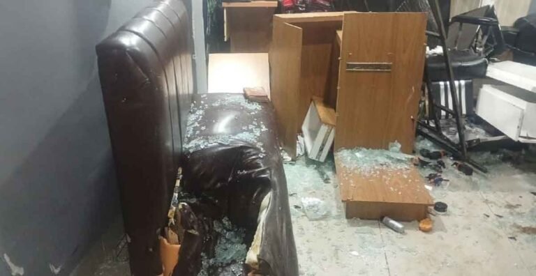 Criança de 4 anos fica ferida após carro invadir barbearia no Centro de Manhuaçu