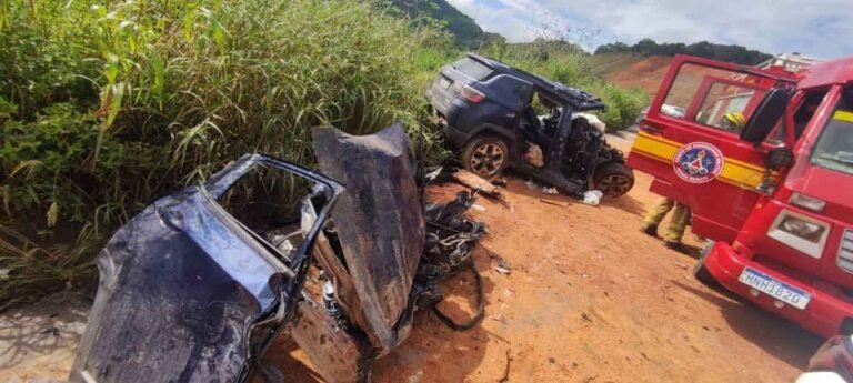 Acidente grave entre caminhão e carro deixa três mortos na BR-262, em Minas Gerais
