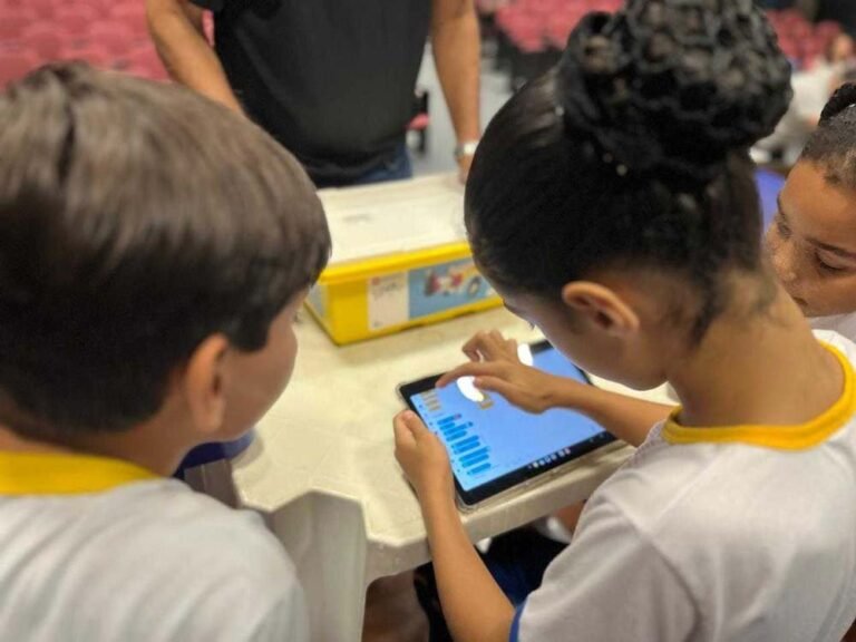 Estudantes vivenciam experiência com robótica em evento educacional em São Gonçalo