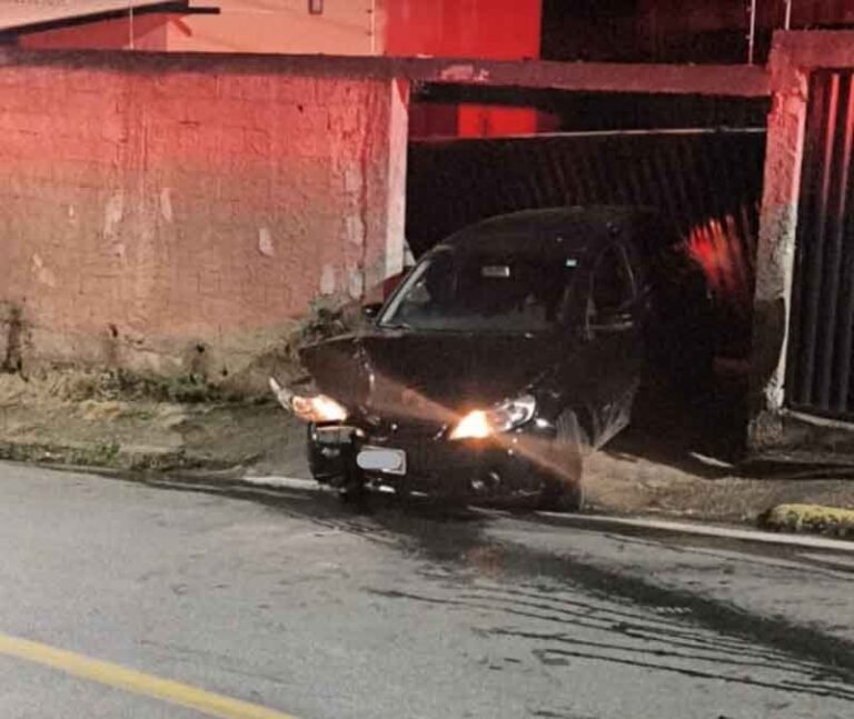 Jovem de 27 anos é preso após colidir contra poste e portão no Novo Cruzeiro
