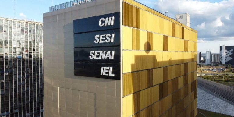 Indústria fatura 4,9% mais em fevereiro, mas continua em queda anual