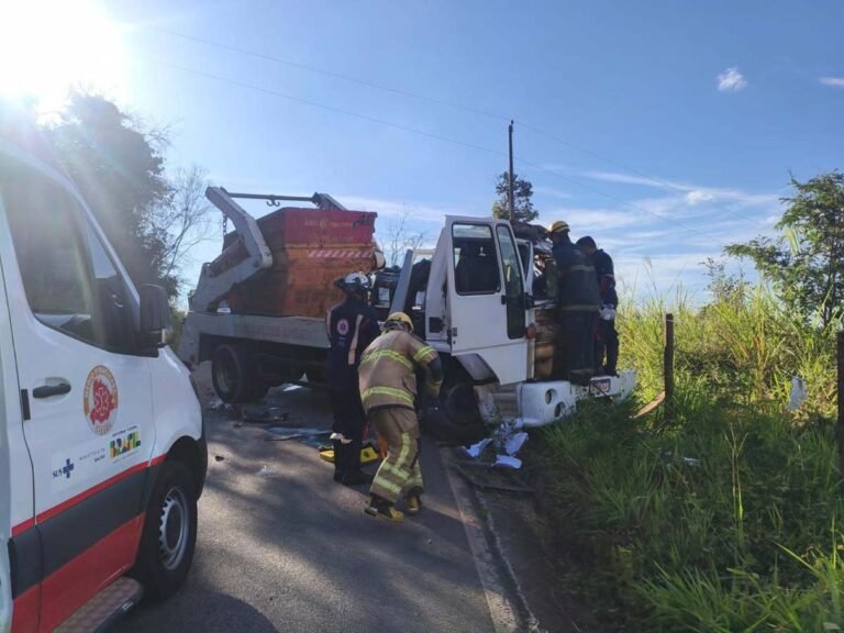 Bombeiros resgatam idoso preso às ferragens em grave colisão na MG-129, em Itabira