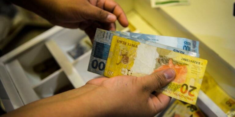 Governo propõe salário mínimo de R$ 1.717 em 2027