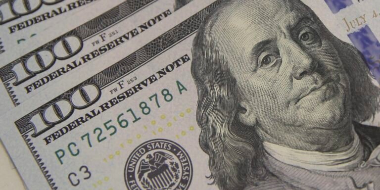 Dólar cai para R$ 5,01, e bolsa renova recorde com ajuda do exterior