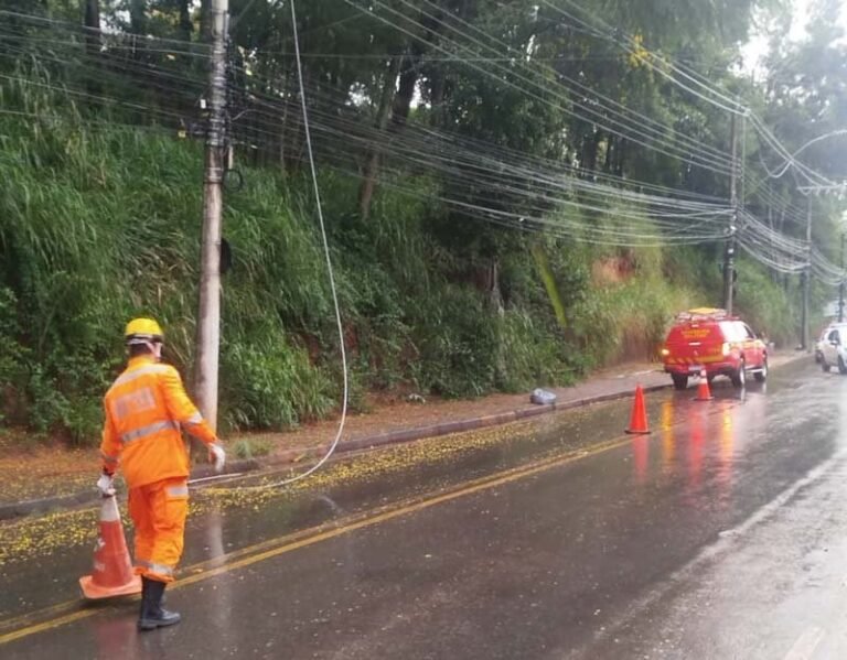 Fio de alta tensão cai em via pública em Itabira, mobiliza Bombeiros e CEMIG