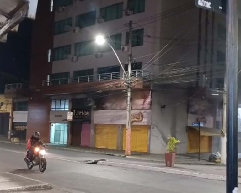 Bombeiros combatem incêndio em lanchonete no Centro de Sete Lagoas