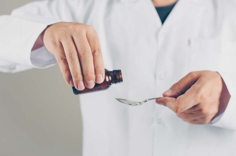 Entenda os riscos! Anvisa proíbe xaropes com clobutinol por risco de arritmia cardíaca grave
