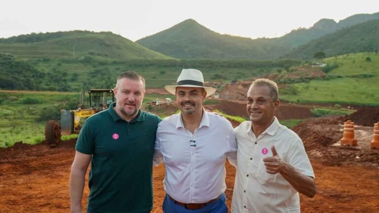 Prefeito de Barão de Cocais Geraldo Abade recebe governador Mateus Simões em visita às obras da MGC-262
