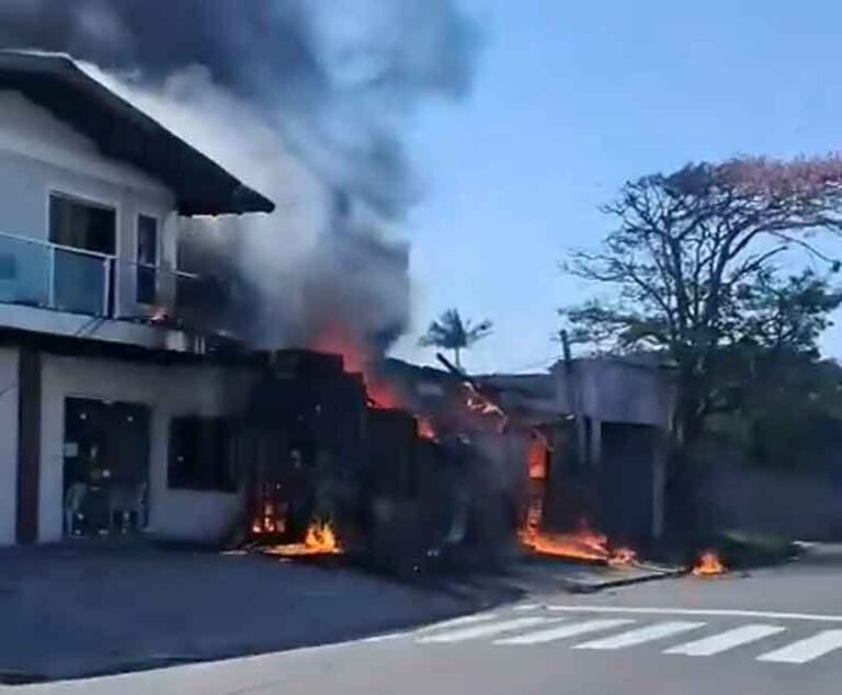 Vídeo; Queda de avião atinge casas e deixa mortos no litoral do RS