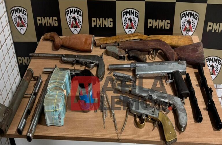 Polícia Militar apreende 54 mil reais e arsenal em armas de fogo