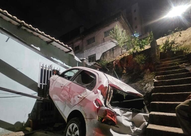 Vídeo; Carro cai em barranco no bairro Carlos Prates e motorista é flagrado embriagado em Belo Horizonte