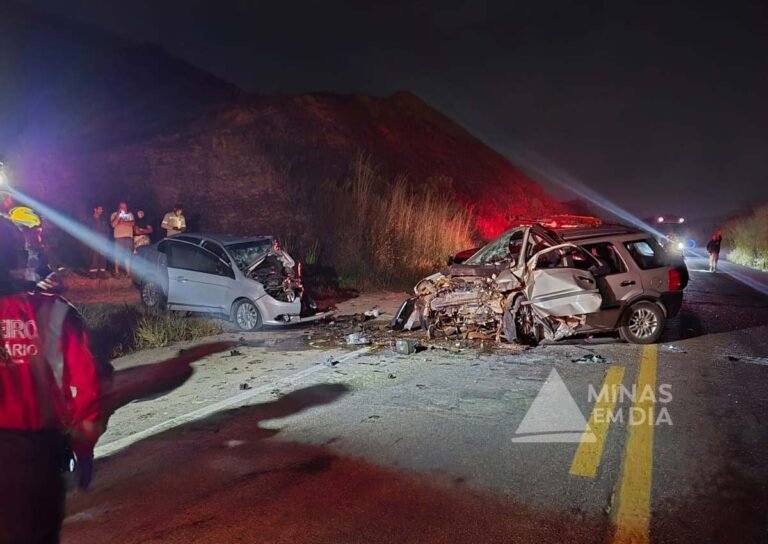 Vídeo; Acidente entre veículo de São Domingos do Prata e táxi de São José do Goiabal deixa dois mortos em Bela Vista de Minas