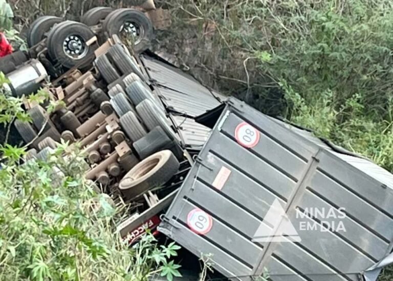 Vídeo; Motorista morre após carreta carregada de carvão cair de ponte na BR-040
