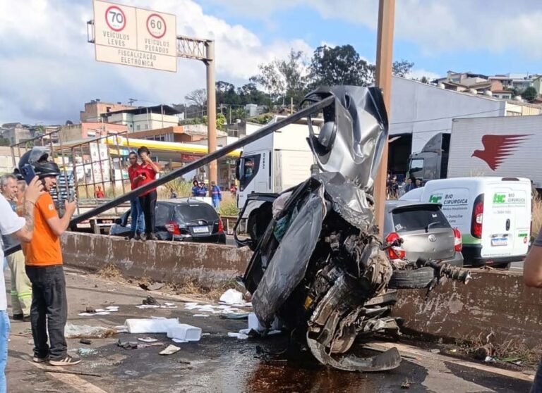 Vídeo; Carreta desgovernada atinge 10 veículos no Anel Rodoviário e deixa duas pessoas feridas em BH