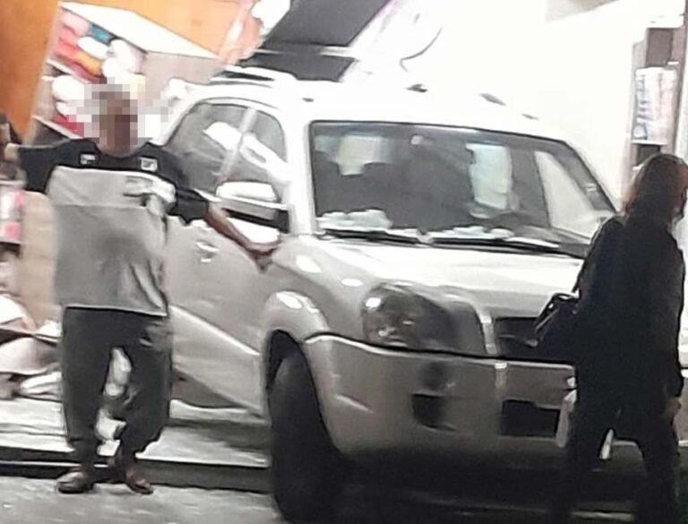 Vídeo; Carro invade loja no centro de João Monlevade e mulher fica ferida após ser prensada contra balcão