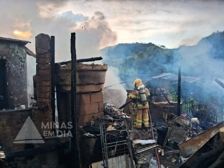 Incêndio destrói grande parte de residência em Nova Era; imóvel é interditado pela Defesa Civil