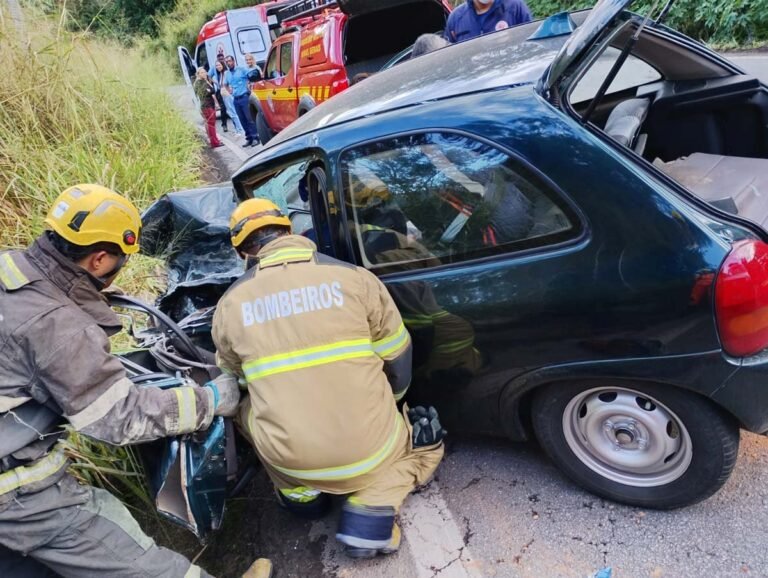 Corpo de Bombeiros realiza resgate de vítima encarcerada em acidente próximo a Capoeirana