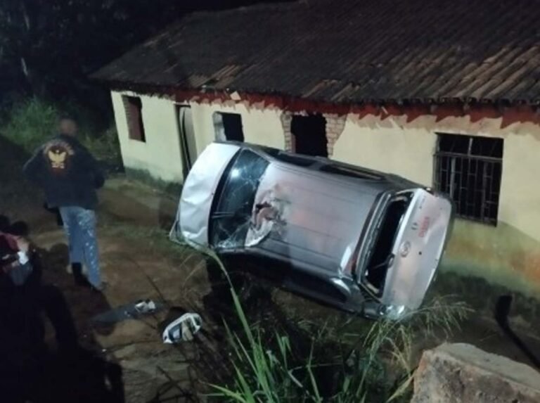 Distração ao volante provoca capotamento com cinco feridos em João Monlevade