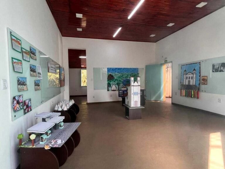 Crianças transformam patrimônios de São Gonçalo do Rio Abaixo em obras de arte em exposição na Casa das Artes