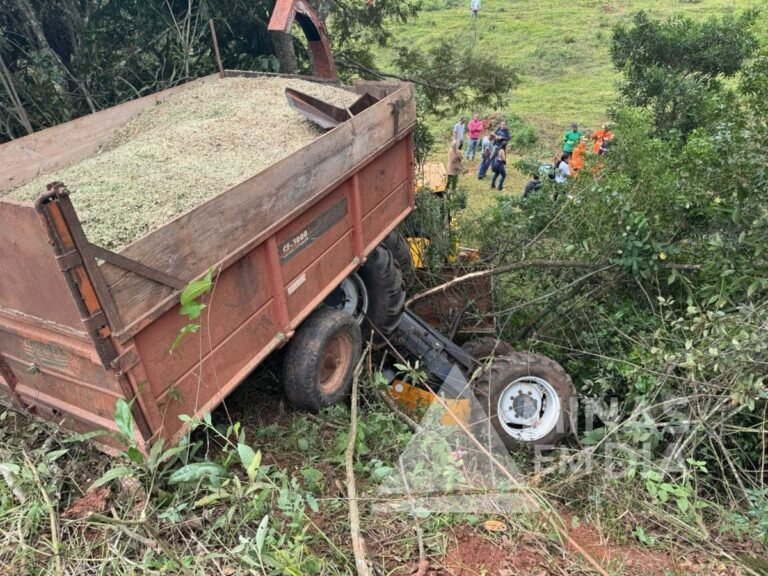 Homem fica preso às ferragens após trator tombar em barranco na zona rural