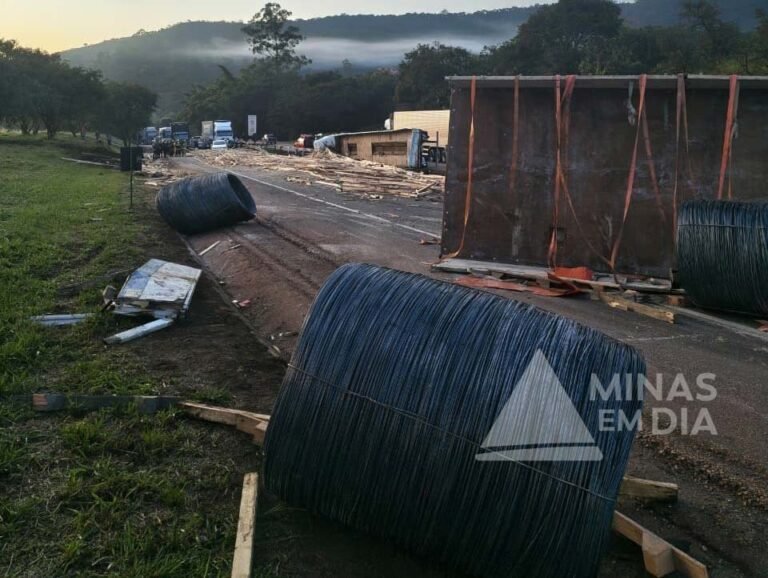 Vídeo; Motorista morre após caminhão tombar e provocar grave acidente na BR-381, em Itatiaiuçu