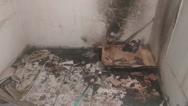 Bombeiros controlam princípio de incêndio em loja de roupas e tecidos no Centro de Itabira