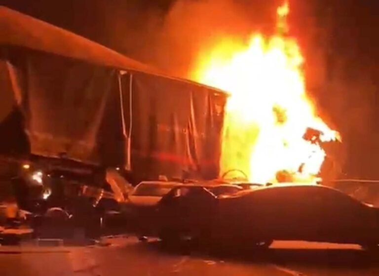 Vídeo; Colisão entre caminhões provoca incêndio e engavetamento com vários veículos na BR-381