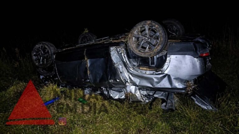 Dois homens morrem após caminhonete cair em ribanceira de 50 metros na MG-494