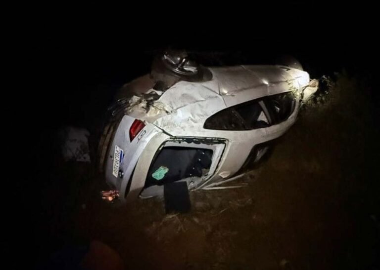 Carro capota e cai em ribanceira de 100 metros; cinco pessoas morrem