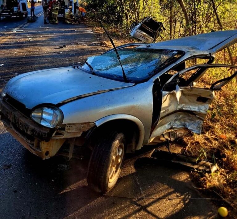 Veja fotos; Colisão entre dois carros deixa um morto e cinco feridos na MGC-135 em Minas