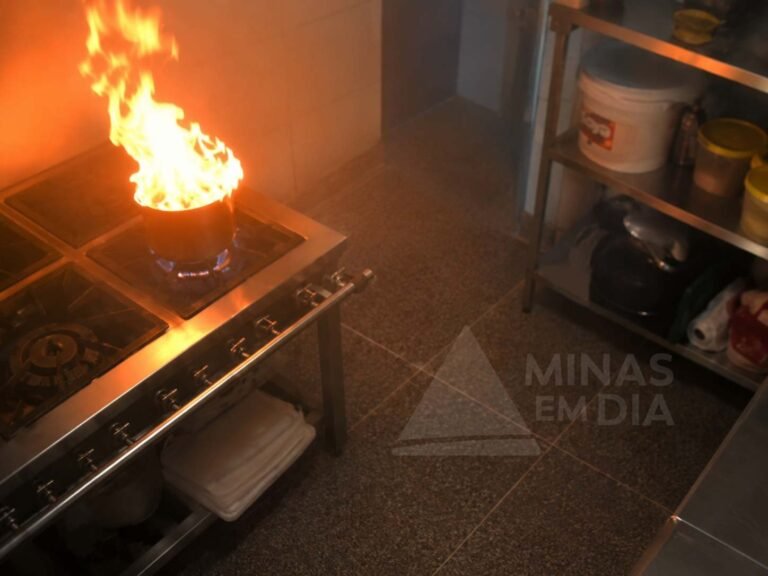 Vídeo; Riscos de apagar panela em chamas da forma errada