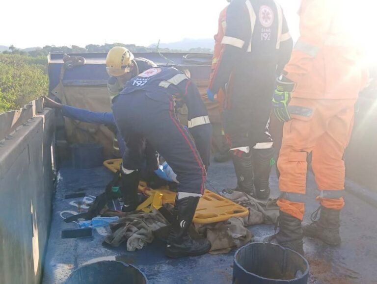 Bombeiros resgatam homem prensado por placa de aço de uma tonelada na Grande BH