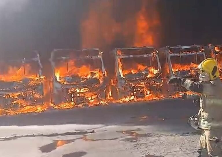Vídeo; Incêndio destrói 27 ônibus em garagem da Viação Anchieta no bairro Dom Cabral, em Belo Horizonte