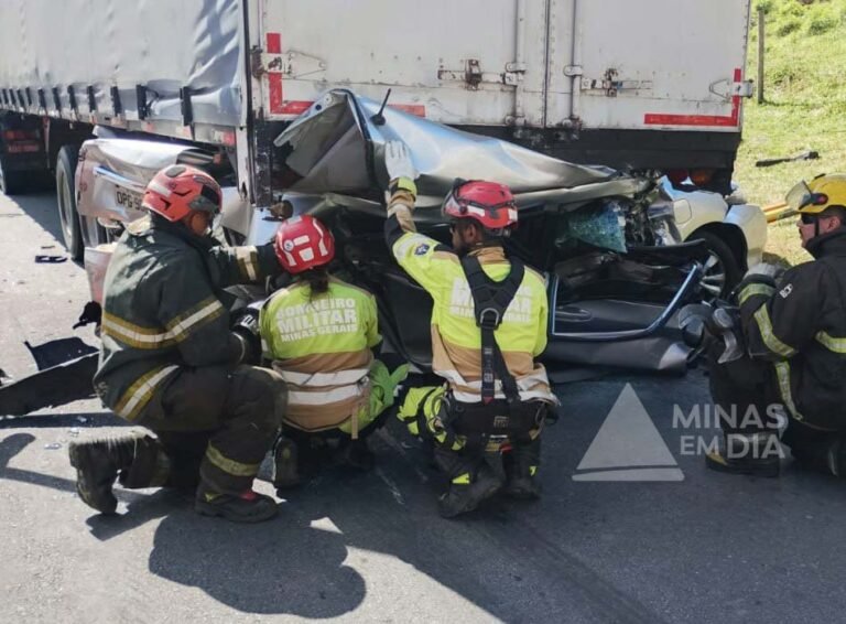 Vídeo; Mãe e filho são resgatados após colisão entre carro e carreta em Contagem
