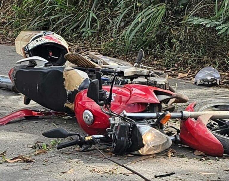 Motociclista sem habilitação foge de blitz, bate em poste e tem moto apreendida em João Monlevade