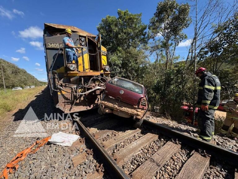 Motorista morre após carro ser atingido e arrastado por trem em travessia ferroviária