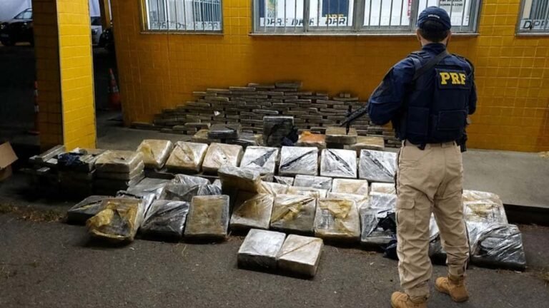 Homem é encaminhado para Manhuaçu após PRF encontrar 486 kg de maconha escondidos em semirreboque