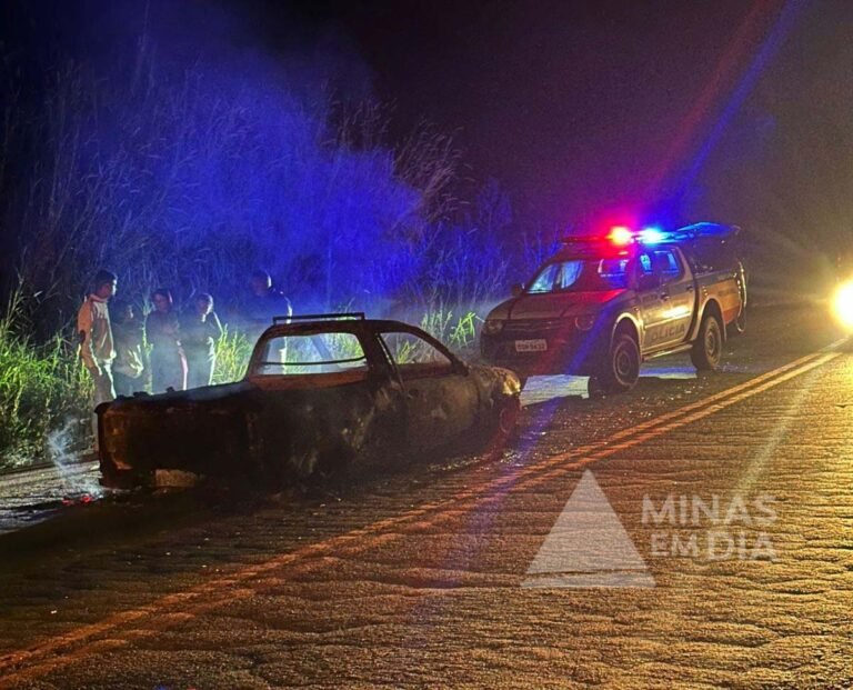 Caminhonete é destruída por incêndio após acidente na BR-262, em São Domingos do Prata