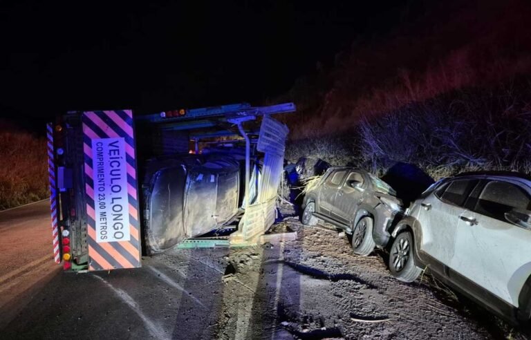 Veja fotos; Carreta-cegonha capota na BR-262 e espalha veículos pela pista; duas pessoas ficam feridas