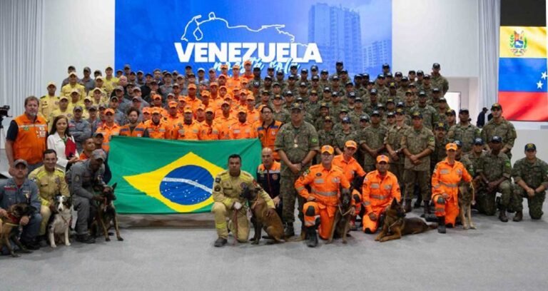 Bombeiros brasileiros são homenageados na Venezuela por atuação em missão humanitária