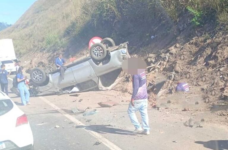 Vídeo; Caminhonete capota após bater de frente com carro na BR-381, em Ipatinga