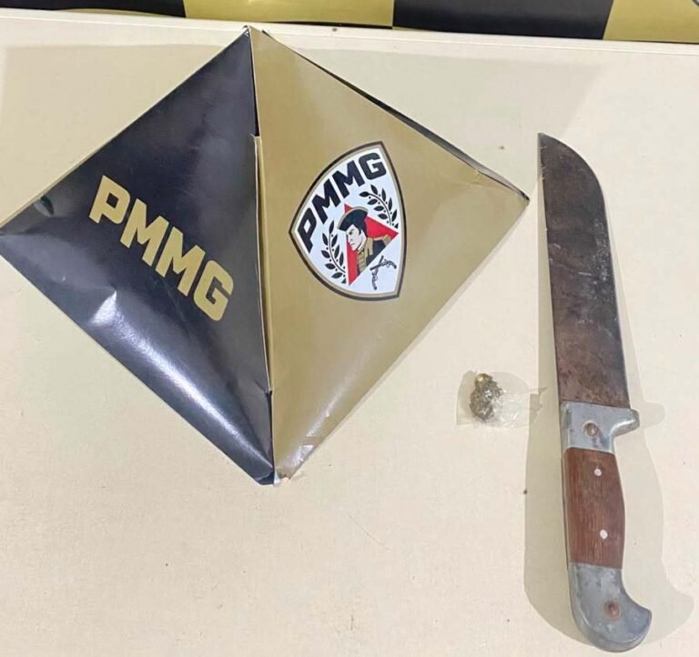 Homem é conduzido pela PM após ser flagrado com facão e maconha em Nova Era