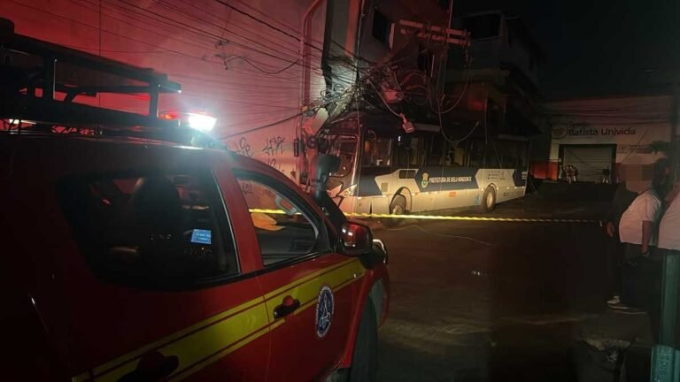 Ônibus perde os freios, bate em poste e deixa três passageiras feridas em Belo Horizonte