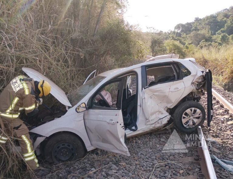 Carro capota, cai sobre linha férrea na BR-262 e deixa mulher em estado grave