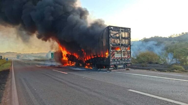 Carreta pega fogo na BR-381 em Itaguara e mobiliza Corpo de Bombeiros