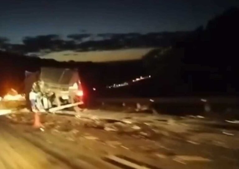 Vídeo; Criança fica ferida após colisão entre carretas na BR-381 em Bom Jesus do Amparo